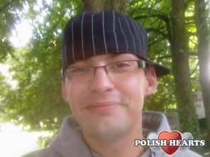 To ten chłopak, co rymów ma miliony
nie rusza się bez czapki niczym król bez korony:D