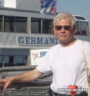 to nad Rhenem na tle statku wycieczkowego to tutaj wlasnie rozpoczyna sie przelom Rhenu slynne i opisywane Lorelay gdzie rzeka wyzlobila a moze znalazla sobie koryto pomiedzy Taunusem a Hunsrück i dalej plynie zakolami tak ze na spacery ma sie do wyboru g