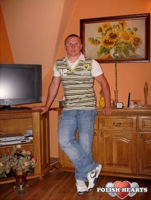 tomeczk w domku podpiera mebelki