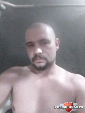 Wysoki szczupły brunet