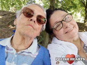 Jestem opiekunką os&oacute;b starszych w Niemczech. Ta pani w ciemnych okularach to moja podopieczna, kt&oacute;ra się opiekuje. Ta w jasnych okularach to ja. 