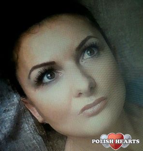Czas leczy rany, ale często dopiero nad grobem, a kiedy wciąż żyjesz, rany żyją z tobą, pieką, owijają się wok&oacute;ł ciebie, aż wreszcie stajesz się innym człowiekiem.
