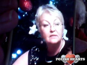 włosy jasny blond,oczy- ładne, zielone,delikatne okularki                  { świątecznie przy choince}