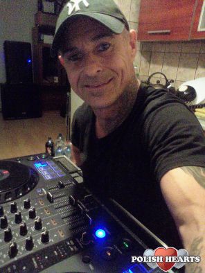 Jestem DJ gram muzykę klubowa gram w klubach dyskotekach wszędzie tam gdzie ludzie mnie potrzebują i chcą 