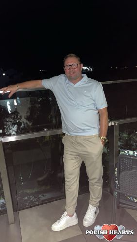 Jestem normalnym facetem nie konfliktowym rodzinnym cenię sobie szczerosc
